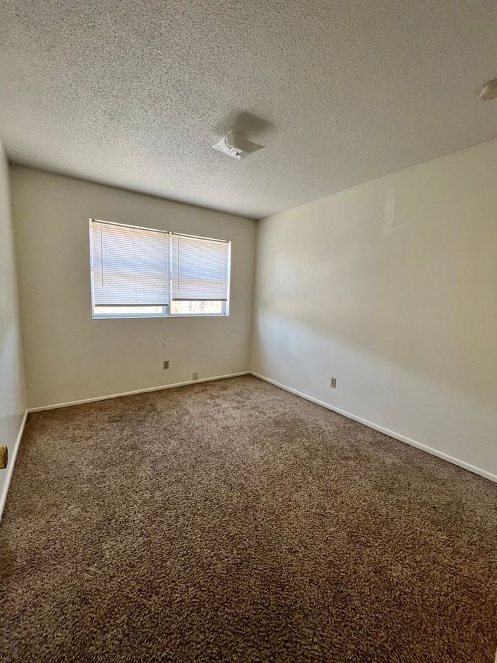 Hillcrest Apartments - Photo 5 of 9