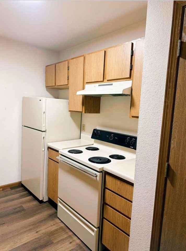 Chisholm Manor - Photo 2 of 6