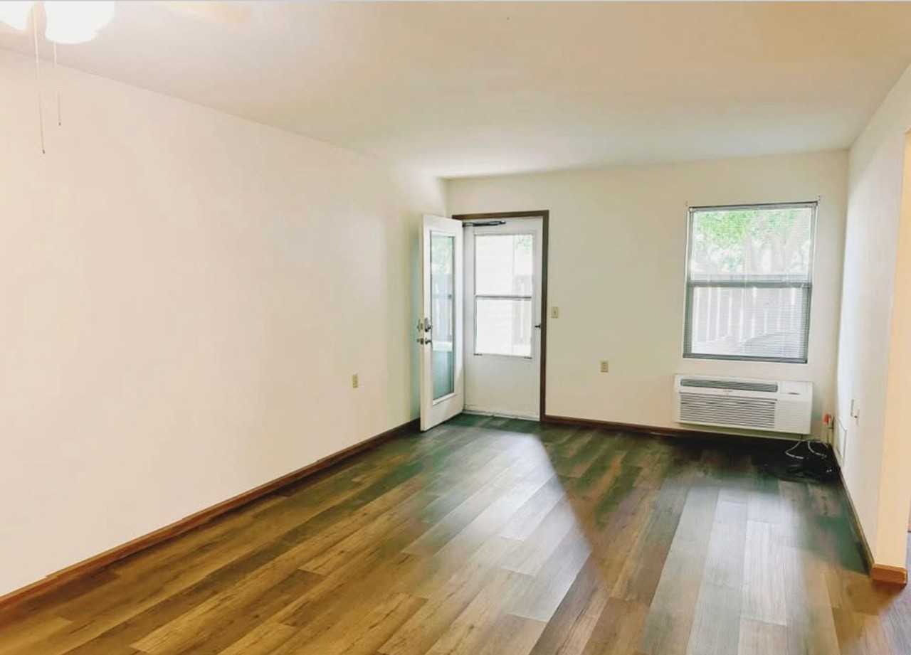 Chisholm Manor - Photo 3 of 6