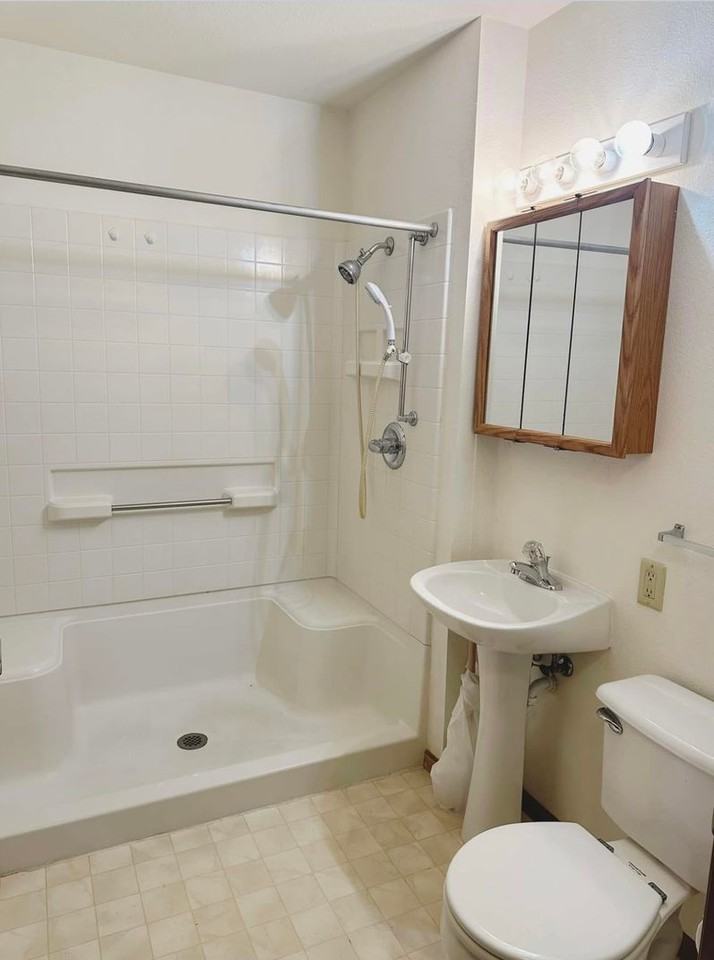 Chisholm Manor - Photo 4 of 6