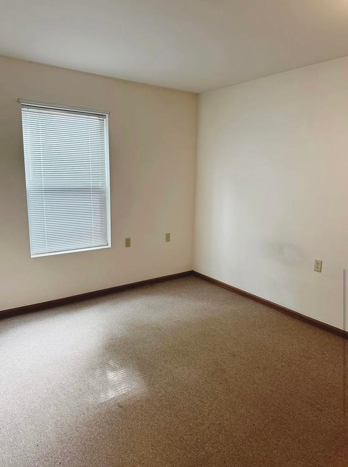 Chisholm Manor - Photo 5 of 6