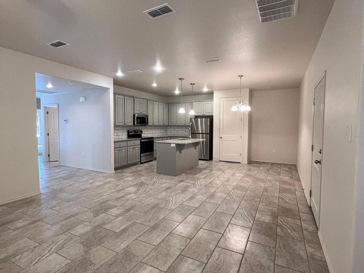 6807 67th St - Photo 3 of 22