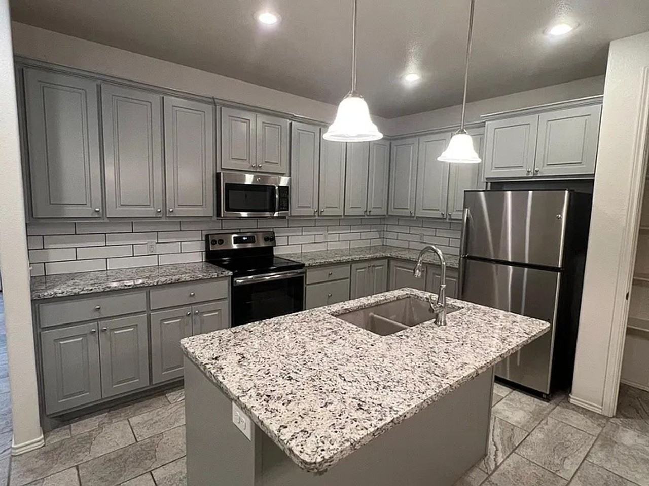 6807 67th St - Photo 4 of 22