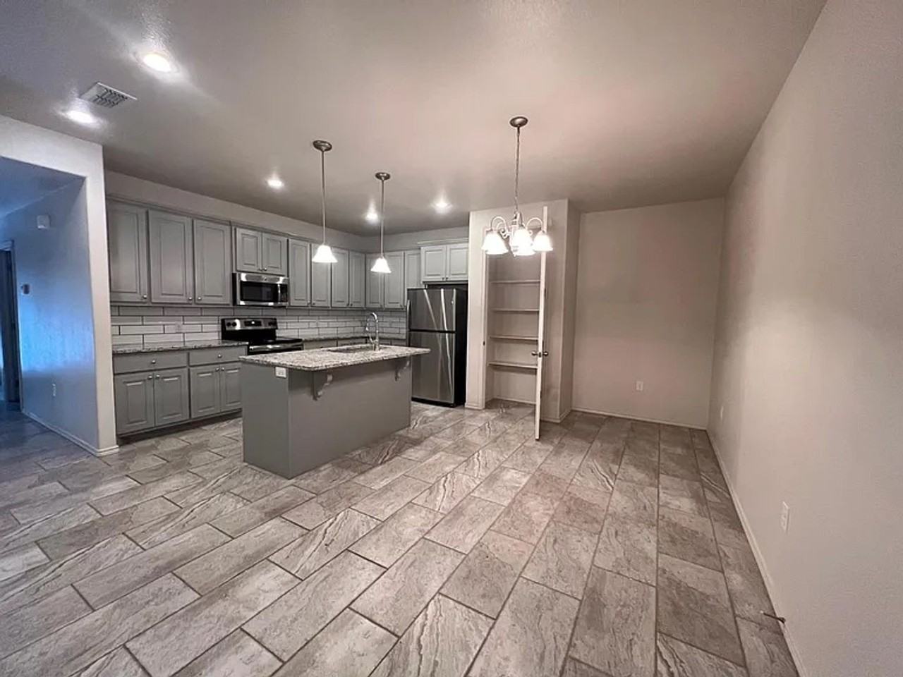 6807 67th St - Photo 5 of 22