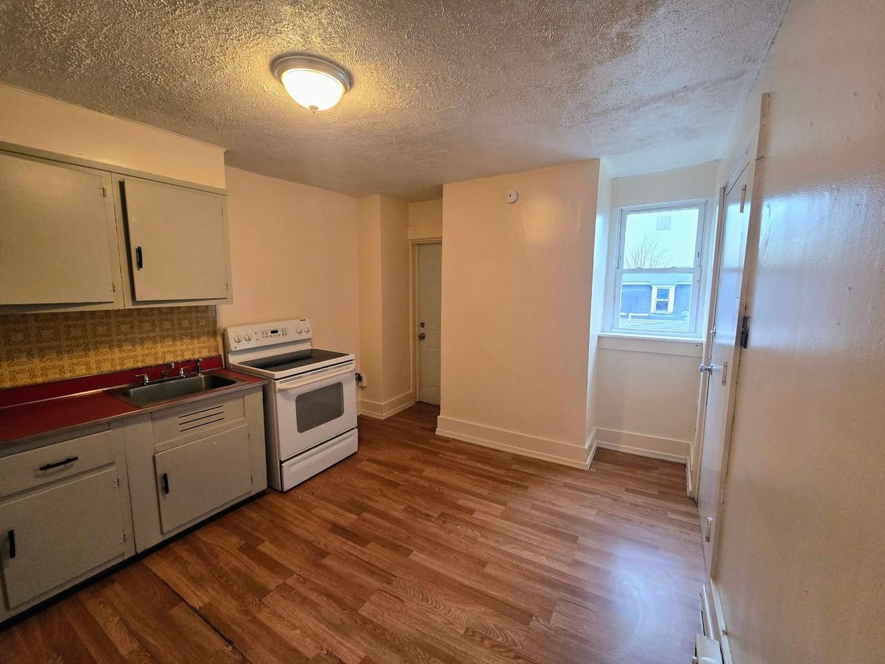 1114 W Linden St - Photo 4 of 10