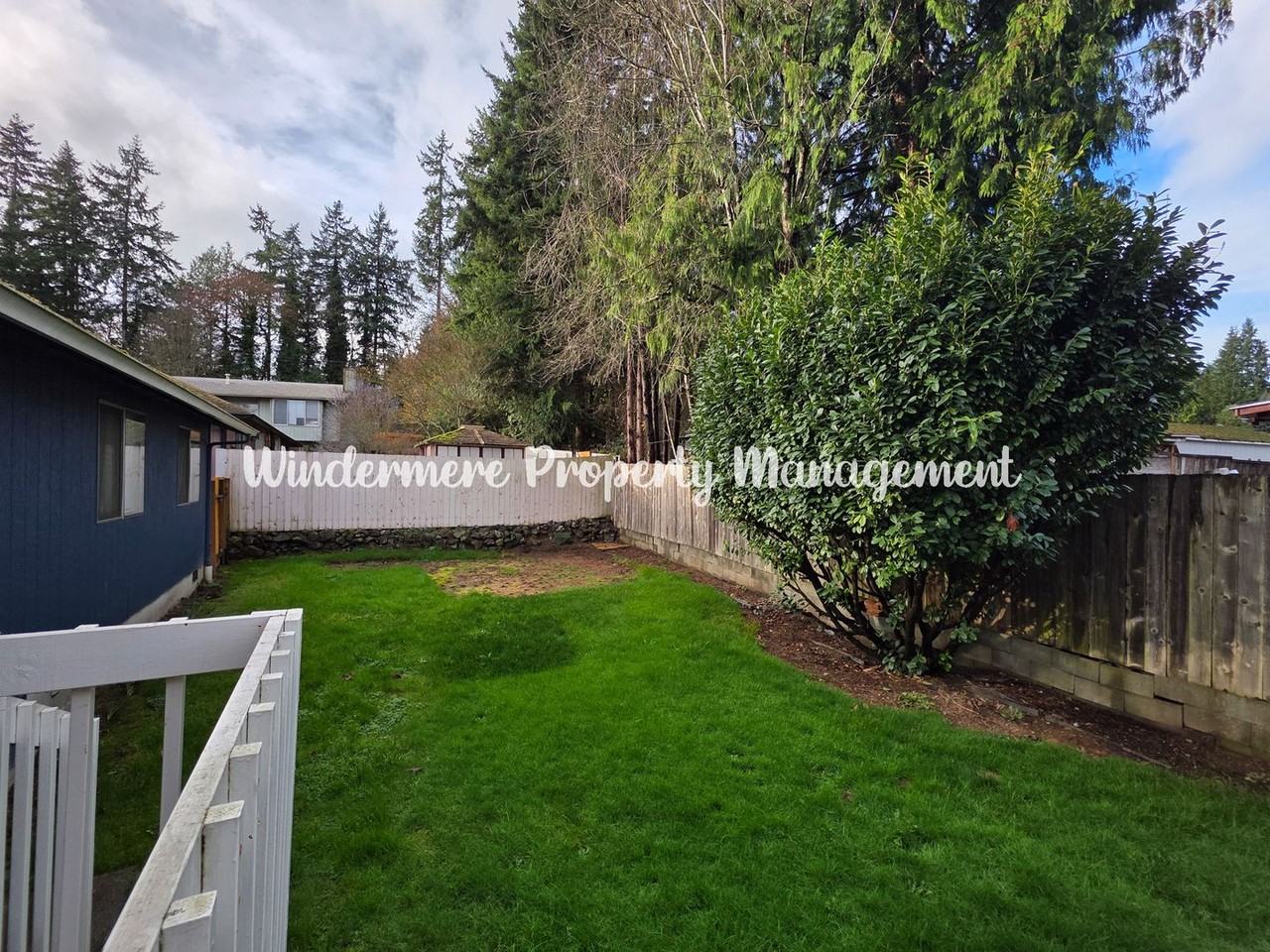 1048 Ne Regal Ct - Photo 3 of 12