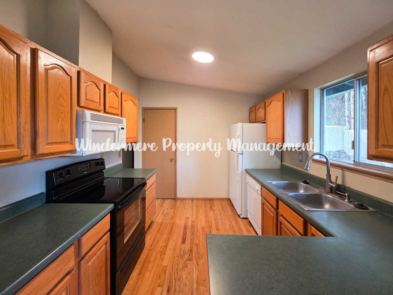 1048 Ne Regal Ct - Photo 4 of 12