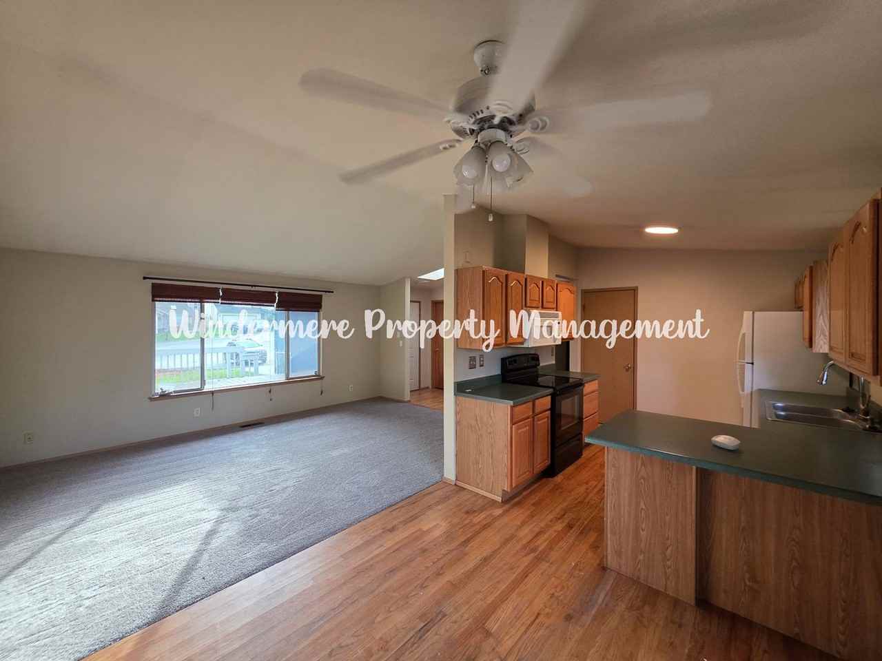 1048 Ne Regal Ct - Photo 5 of 12