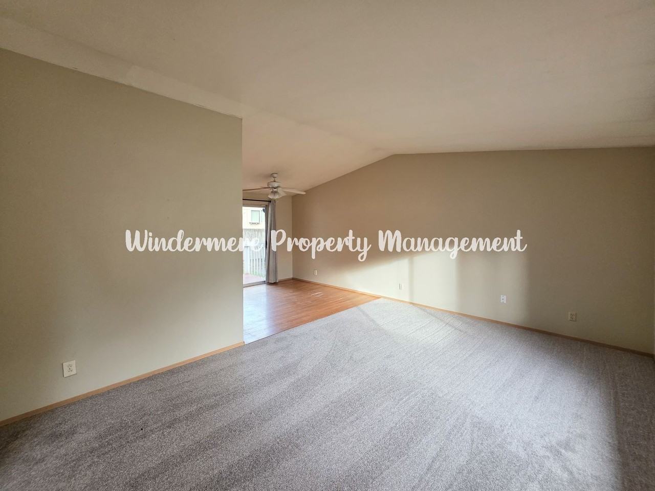 1048 Ne Regal Ct - Photo 6 of 12