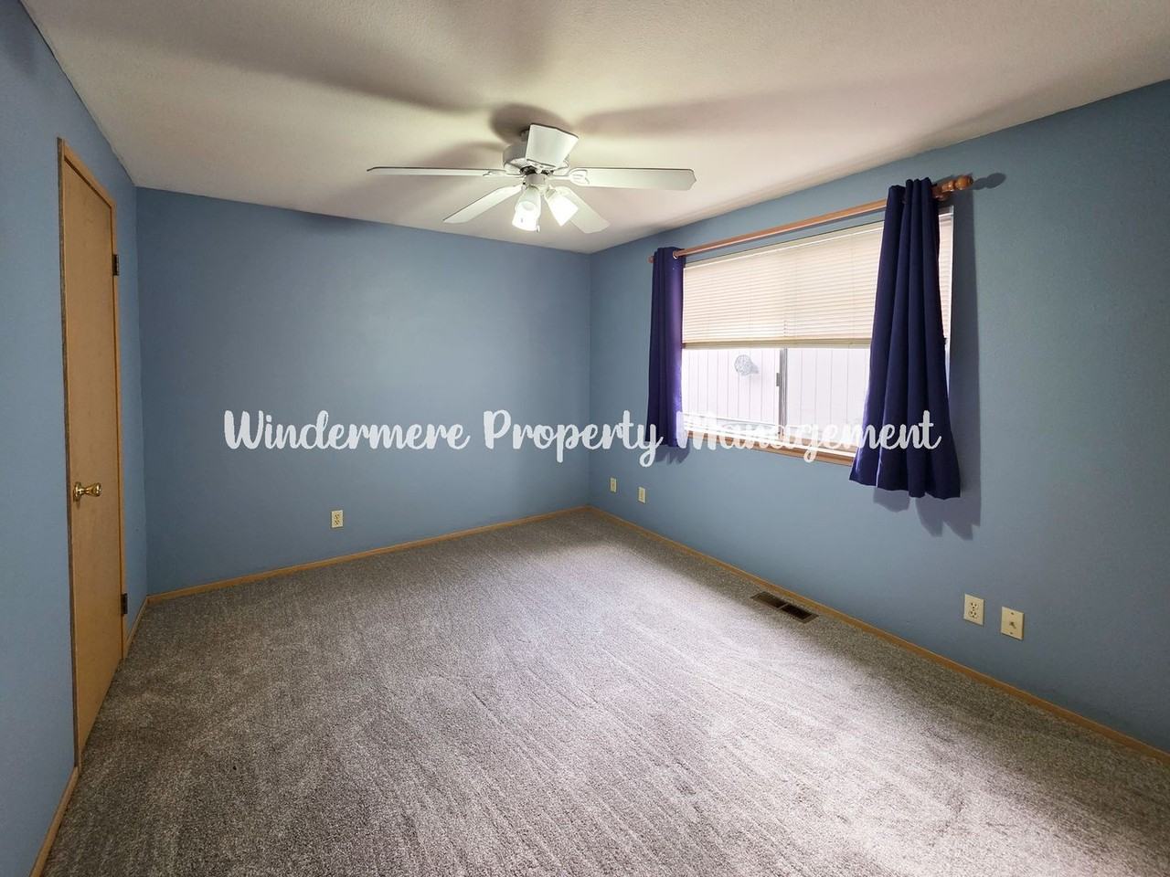 1048 Ne Regal Ct - Photo 7 of 12