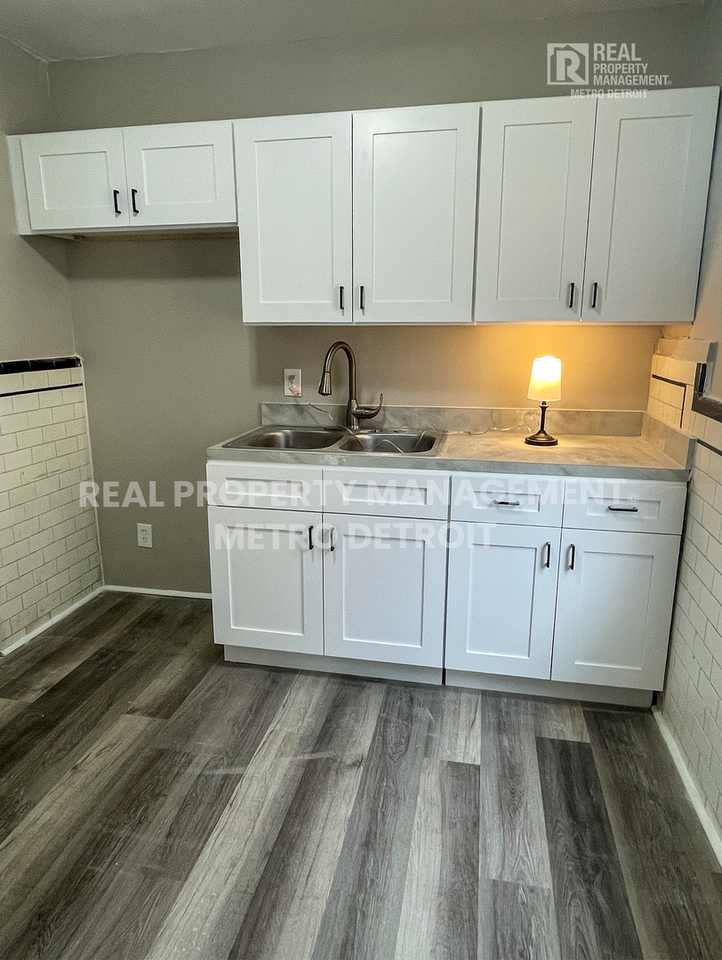 16210 Ferguson St - Photo 7 of 20