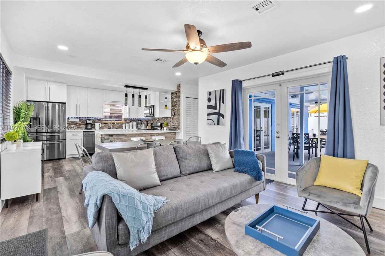7831 Hope St - Photo 3 of 10