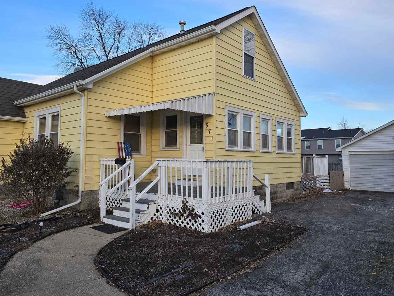 571 Shellview Drive - Photo 2 of 7