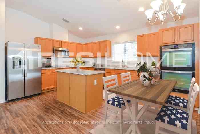 601 Mackenzie Cir - Photo 3 of 19