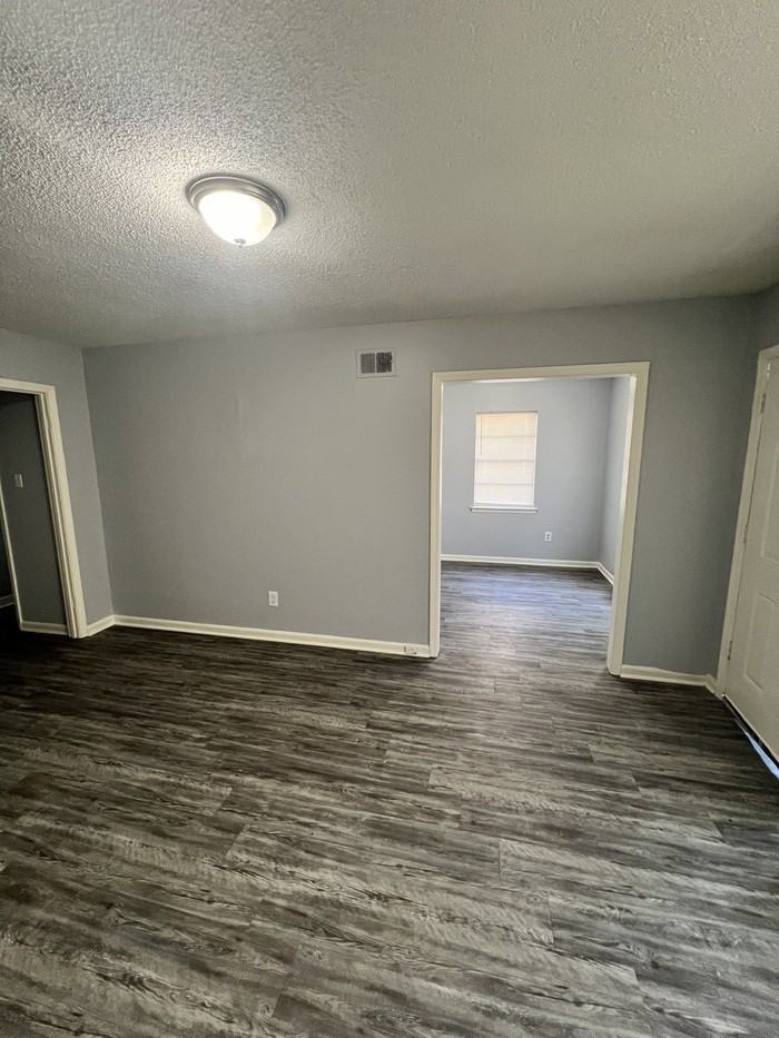 2901 Elbert Dr - Photo 3 of 7