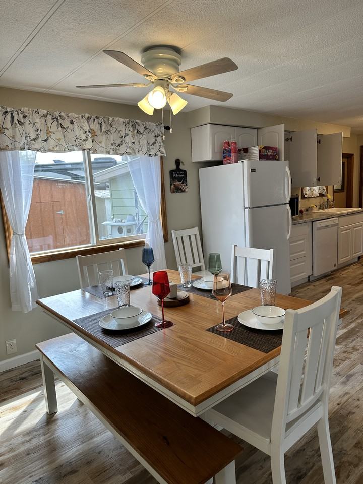 712 Southeast Railroad Avenue - Photo 3 of 11