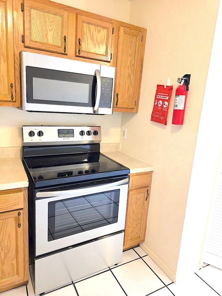 129 Townsgate Plz - Photo 3 of 10