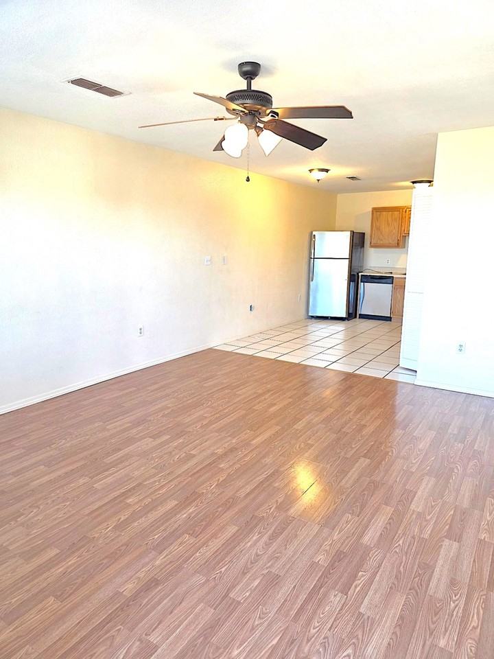 129 Townsgate Plz - Photo 4 of 10