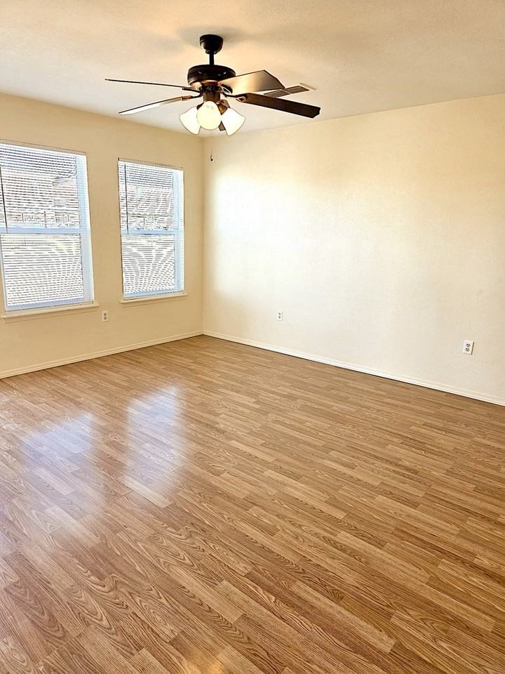 129 Townsgate Plz - Photo 5 of 10