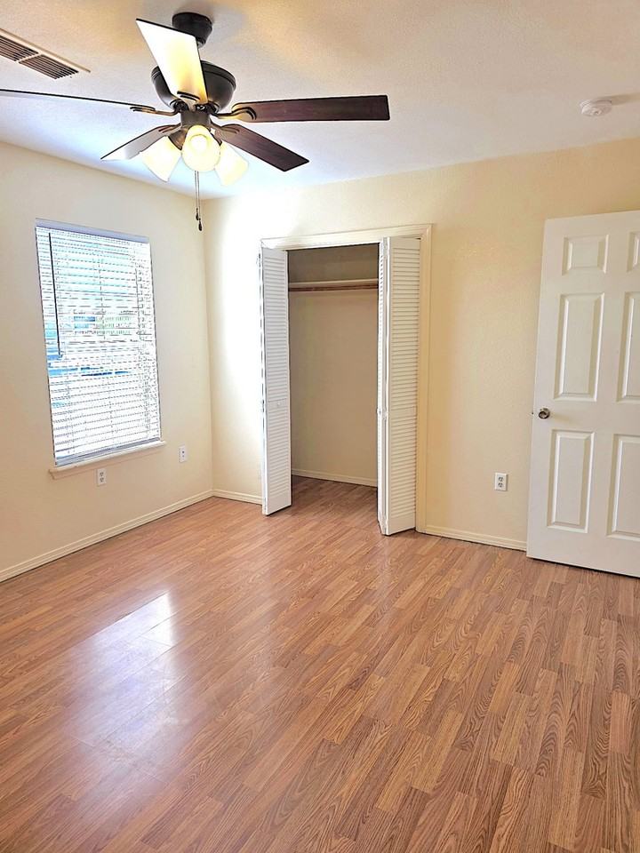 129 Townsgate Plz - Photo 6 of 10