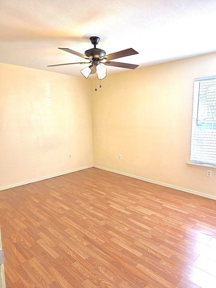 129 Townsgate Plz - Photo 7 of 10