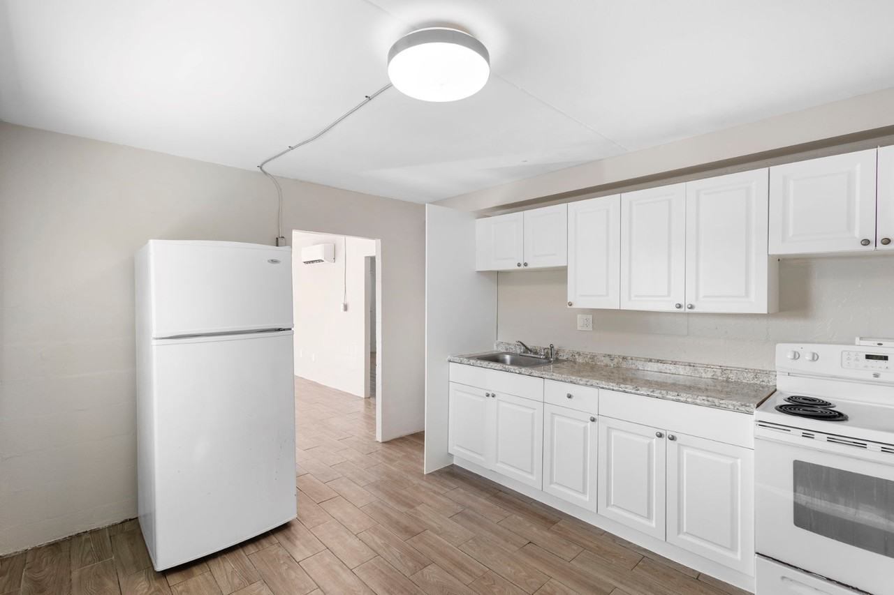 901 Colyer St - Photo 2 of 10