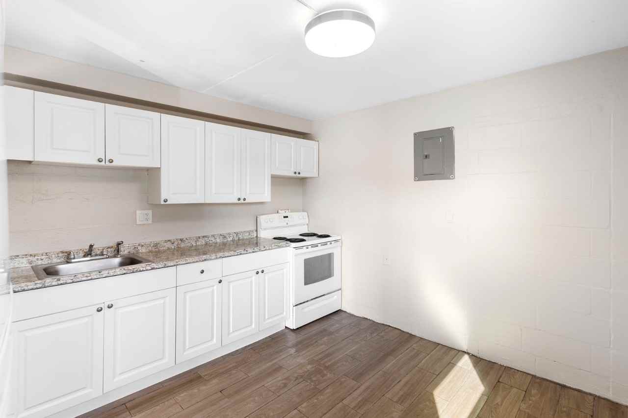 901 Colyer St - Photo 3 of 10