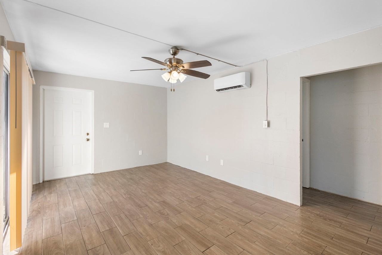 901 Colyer St - Photo 4 of 10