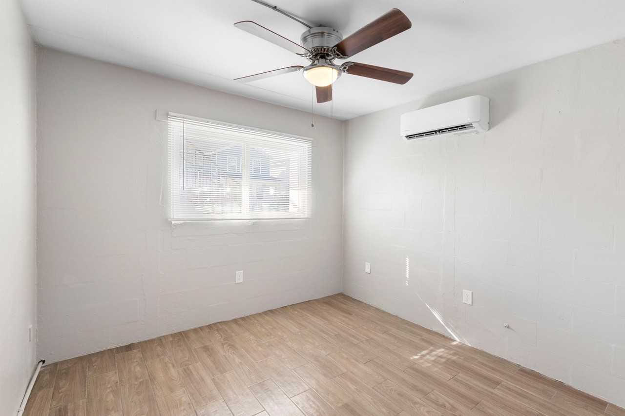 901 Colyer St - Photo 5 of 10