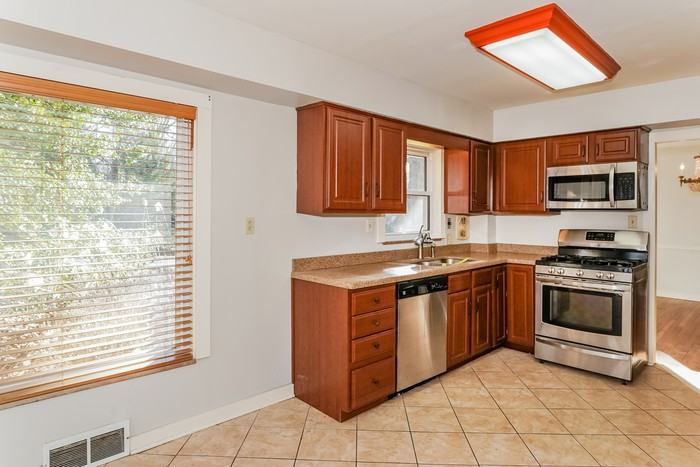 2343 Ridgewood Rd - Photo 5 of 23