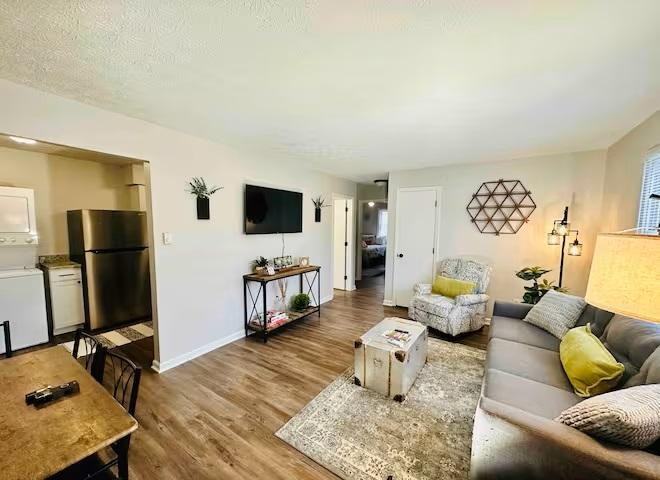 135 Walnut - Photo 3 of 10