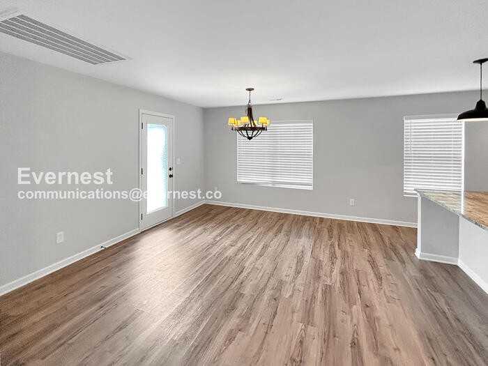 322 Fenrose Dr - Photo 4 of 20