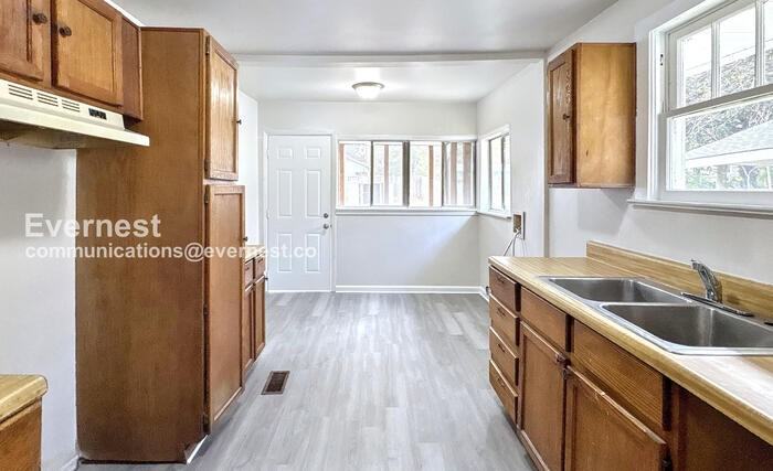 3258 Pike Ave - Photo 3 of 21