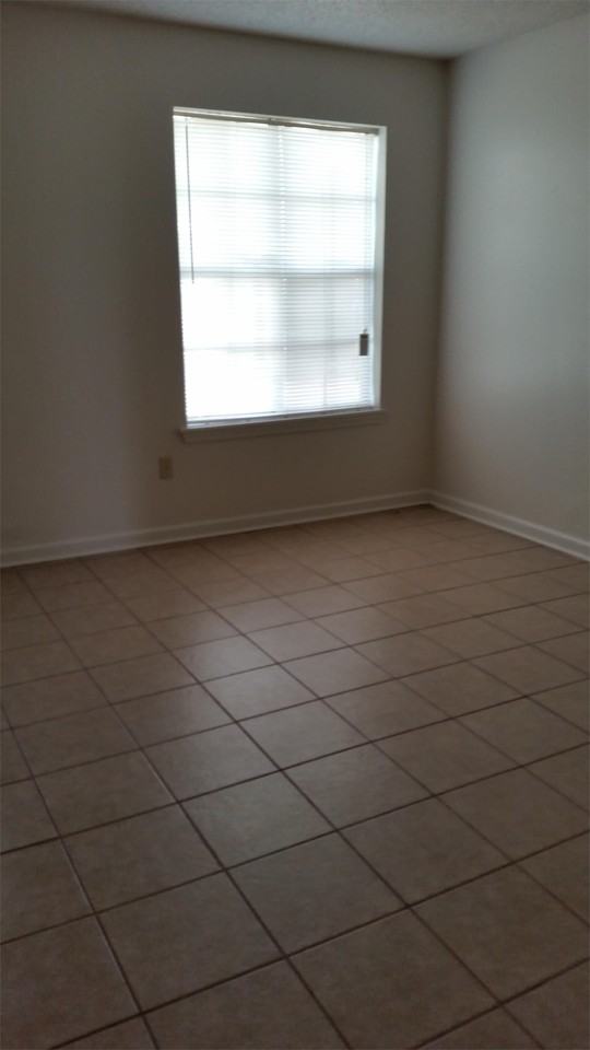 112 Oak Ridge Ave Apt B #1 - Photo 6 of 9