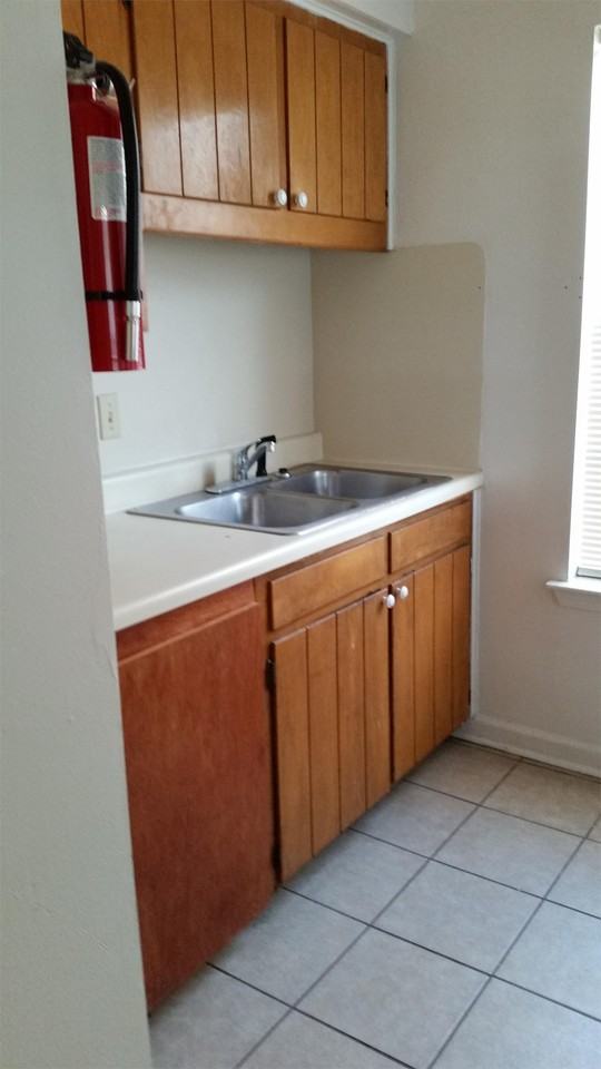 112 Oak Ridge Ave Apt B #1 - Photo 7 of 9
