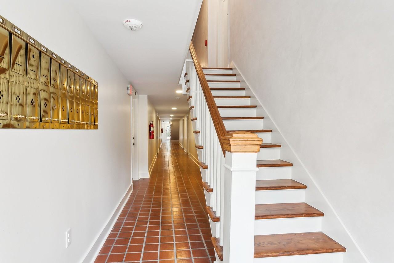7 Fontainebleau Dr - Photo 5 of 27
