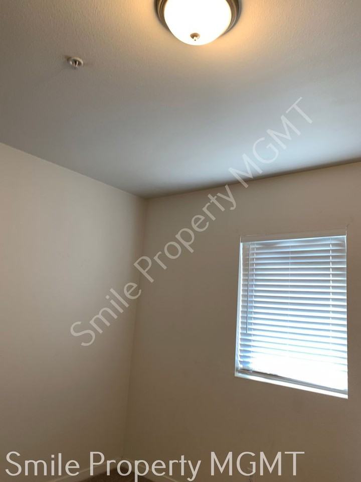 6940 Southeast Long Street - Photo 6 of 8