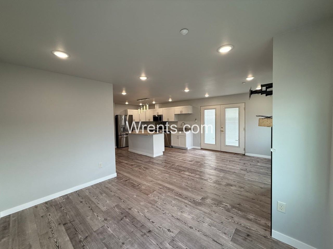100 3rd St #4 - Photo 4 of 18