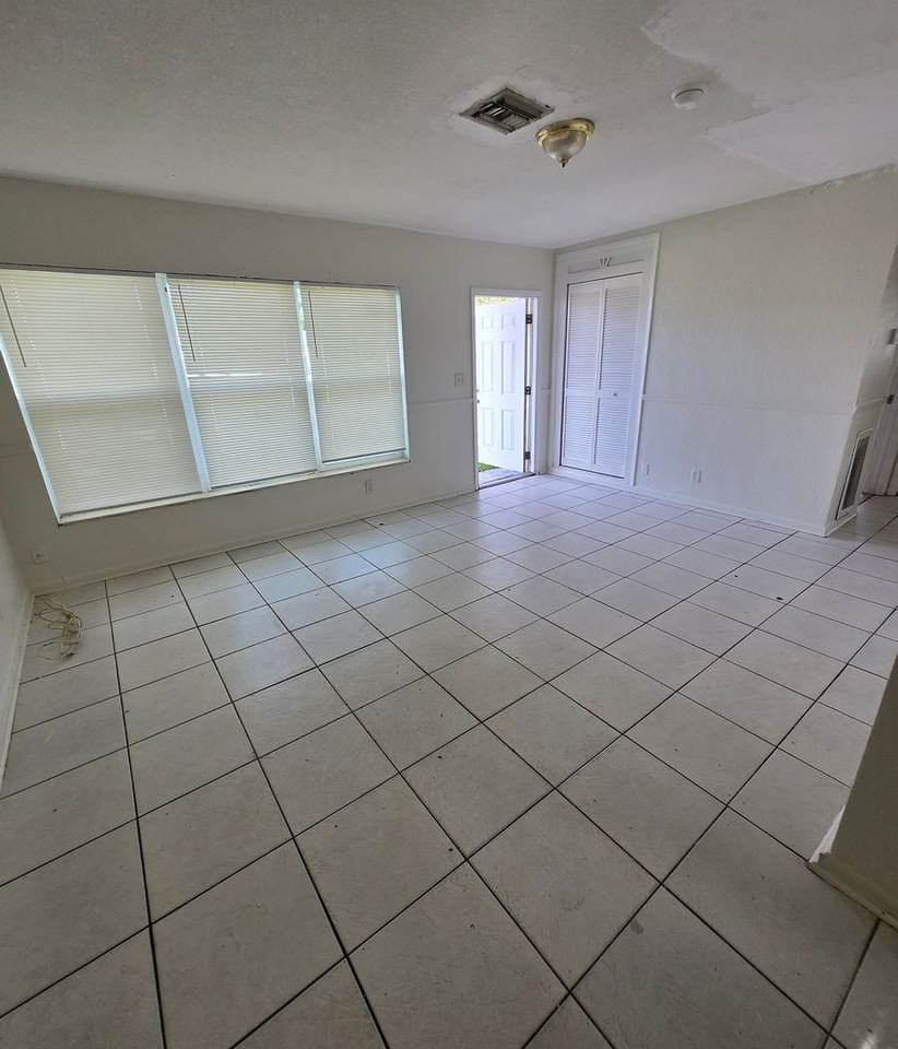 1143 W 23rd St - Photo 5 of 14