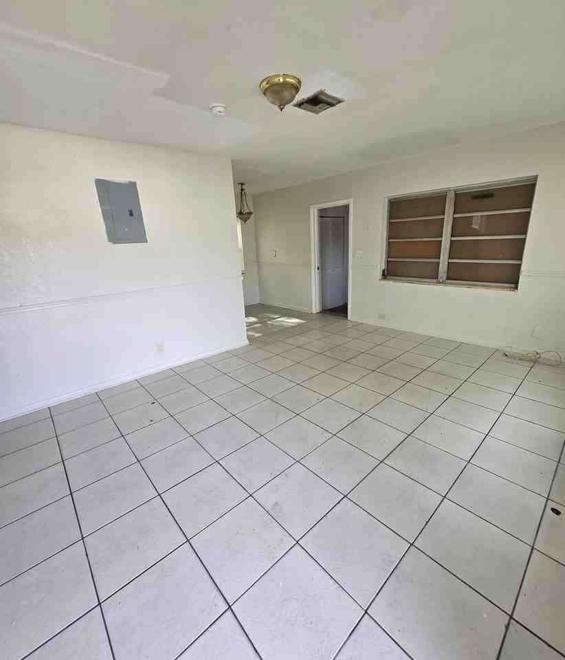 1143 W 23rd St - Photo 6 of 14