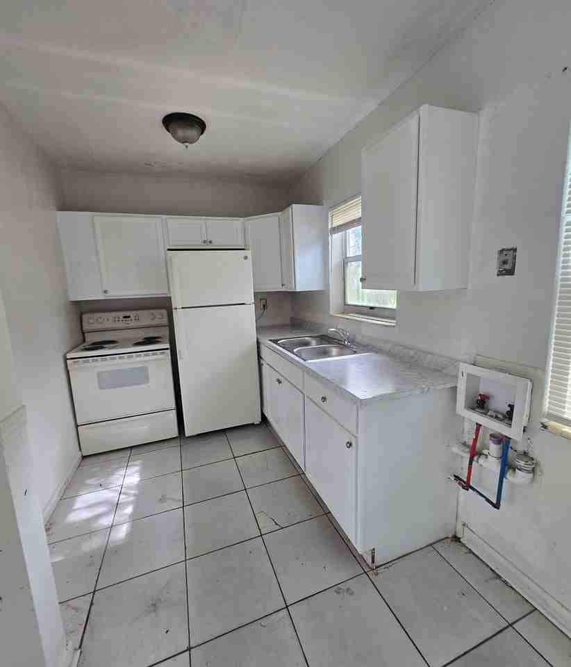 1143 W 23rd St - Photo 7 of 14