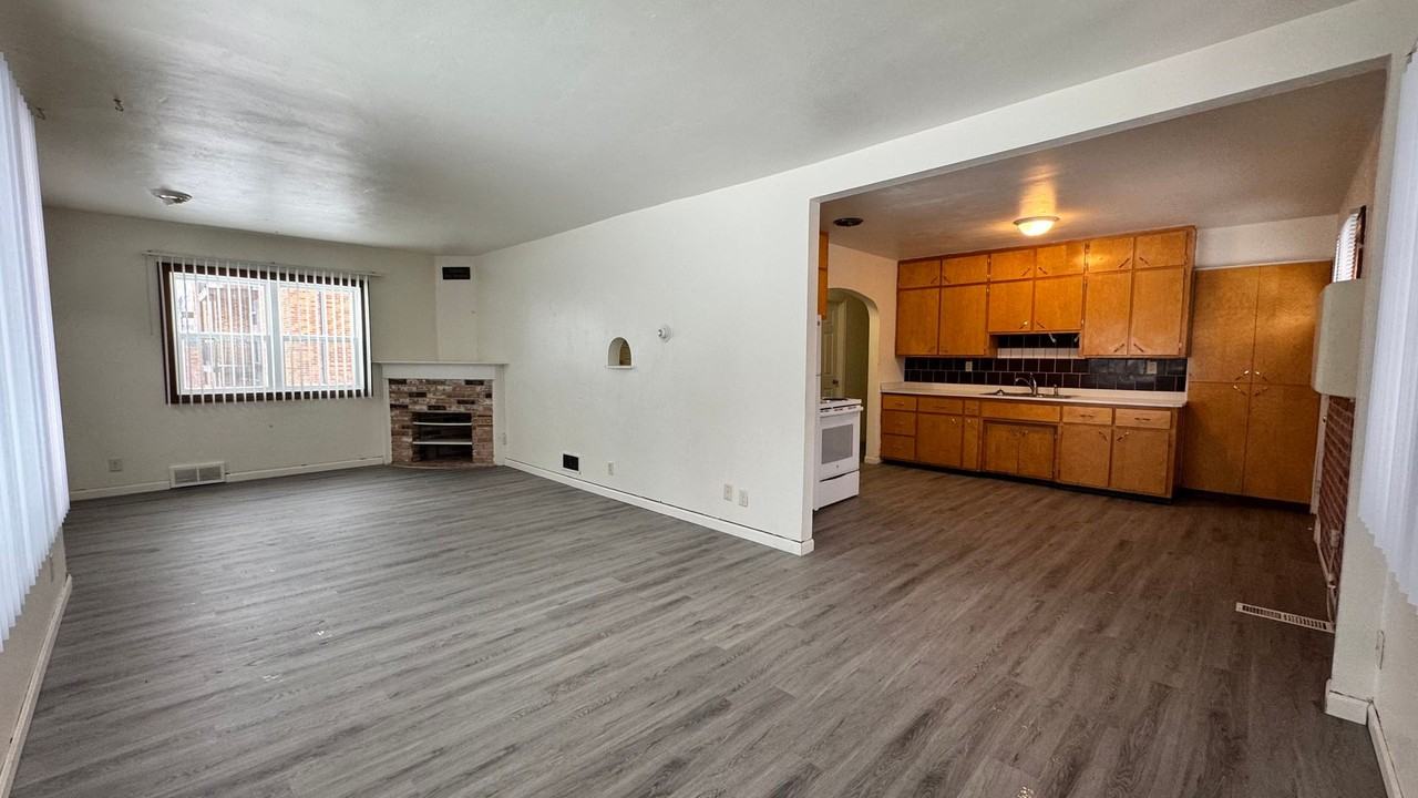 141 11th Ave W - Photo 2 of 30