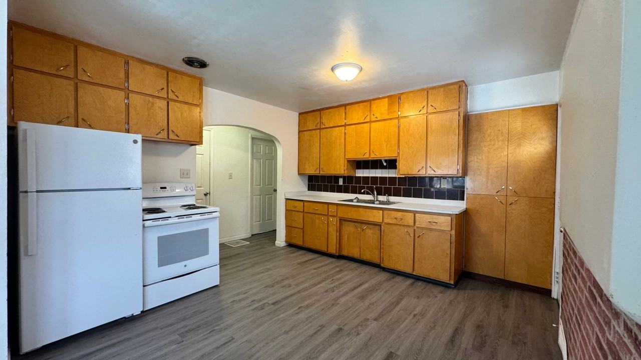 141 11th Ave W - Photo 4 of 30