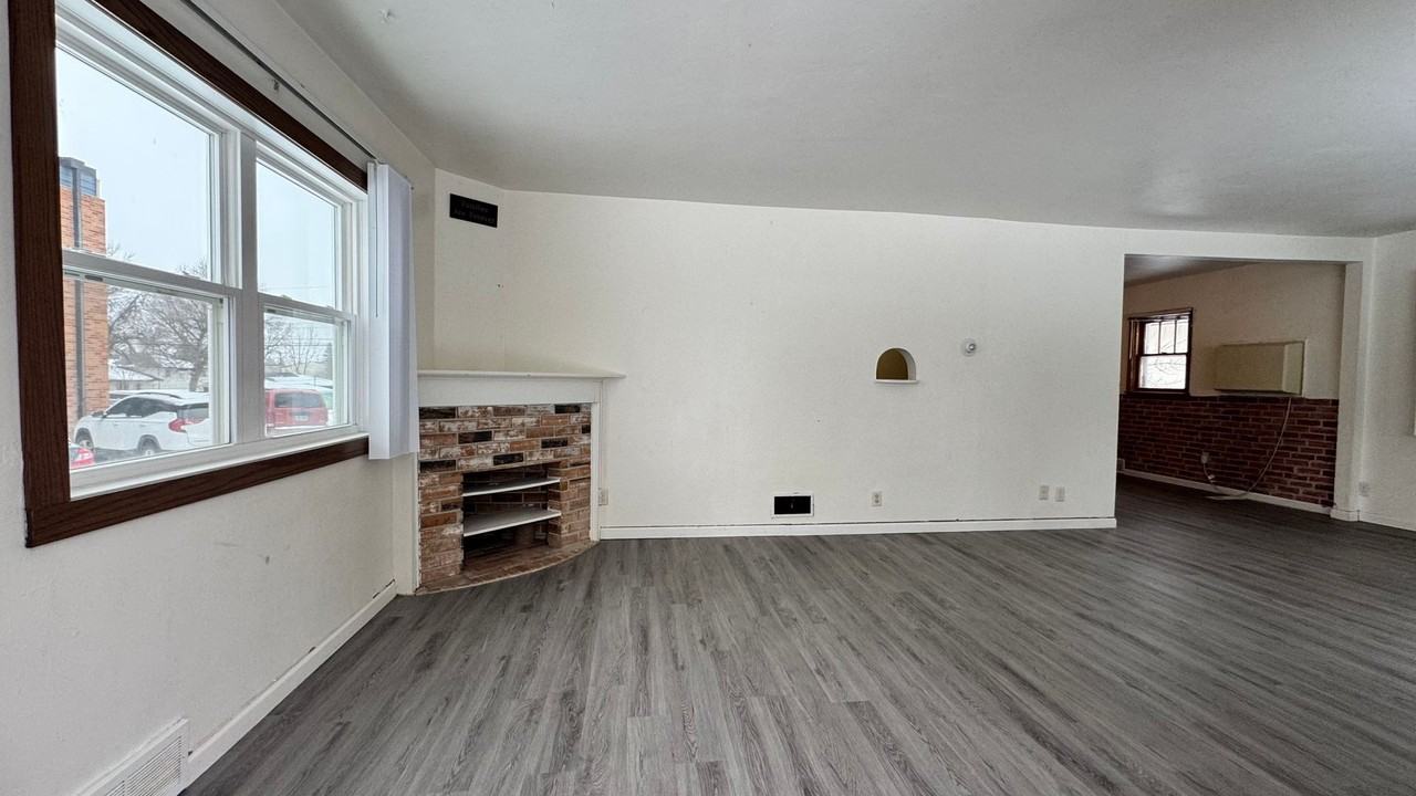 141 11th Ave W - Photo 7 of 30