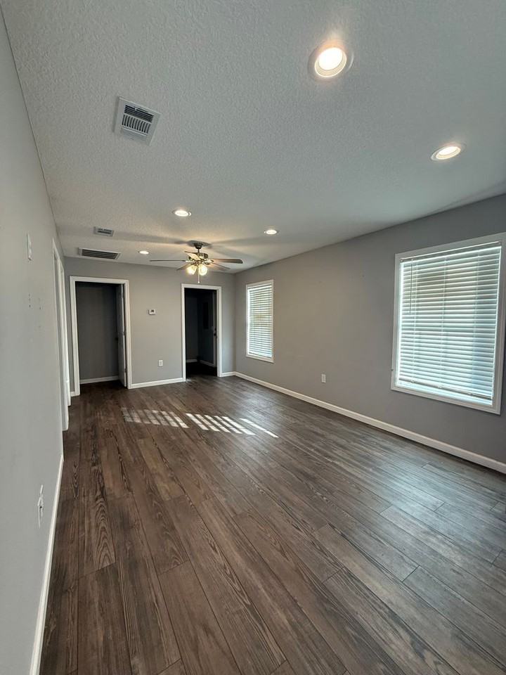 467 Pine St - Photo 4 of 17