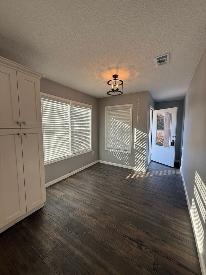 467 Pine St - Photo 5 of 17