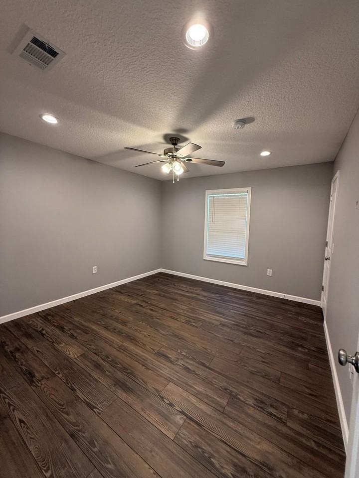 467 Pine St - Photo 6 of 17