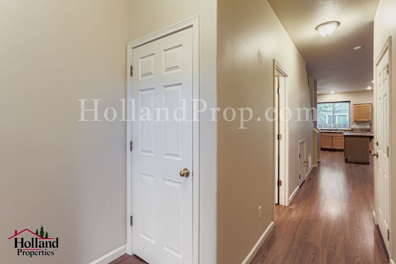 17657 Southwest Jay Street - Photo 4 of 23