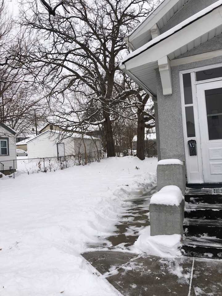 822 Thomas Avenue North - Photo 3 of 20
