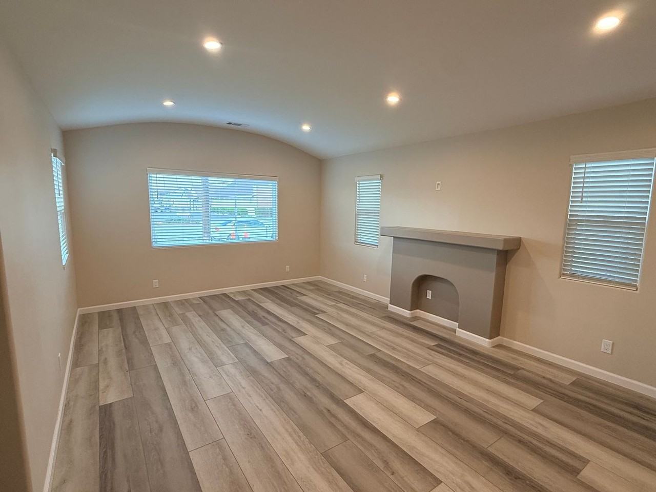 1634 Broad Ave - Photo 3 of 30